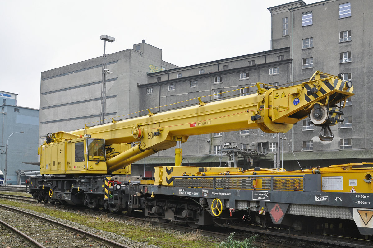 X Tmas 99 85 92 10 010-6, ist beim Basler Rheinhafen abgestellt. Die Aufnahme stammt vom 27.11.2016.