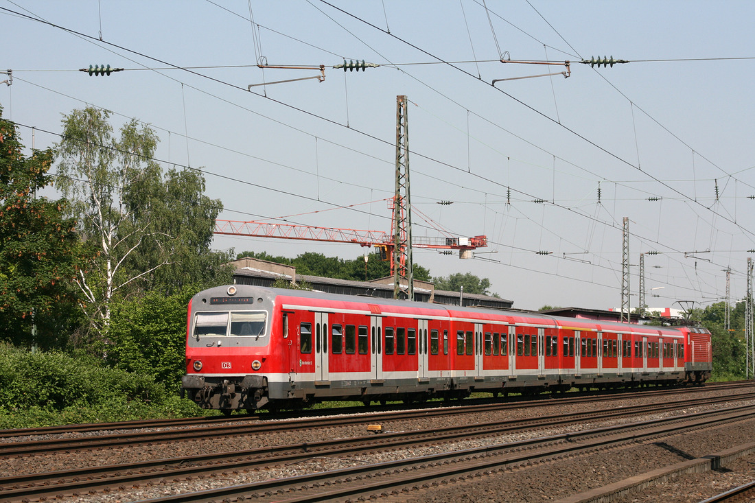 x-Wagen während des damaligen Einsatzes auf der S 6 (Essen Hbf - Köln-Nippes).
Mittlerweile sind hier ET 422 im Einsatz.
Aufgenommen zwischen Düsseldorf-Reisholz und Düsseldorf-Benrath am 7. Juni 2013.