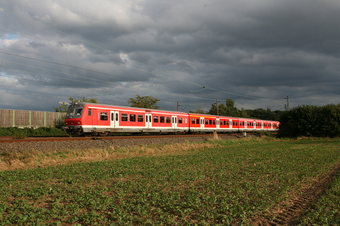 x-Wagenpark beim damaligen Einsatz auf der Linie S 6 von Köln-Nippes nach Essen.
Das Bild wurde am 28. September 2012 in Langenfeld (Rheinland) aufgenommen.
Mir sind die aktuell eingesetzten ET 422 deutlich lieber.