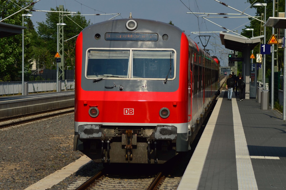 X-Wagenzug mal wieder auf der S8 am heutigen Mittwoch den 27. Mai 2015, hier steht der Zug am Hausbahnsteig in Kleinenbroich auf seinem Weg nach Wuppertal Oberbarmen.
