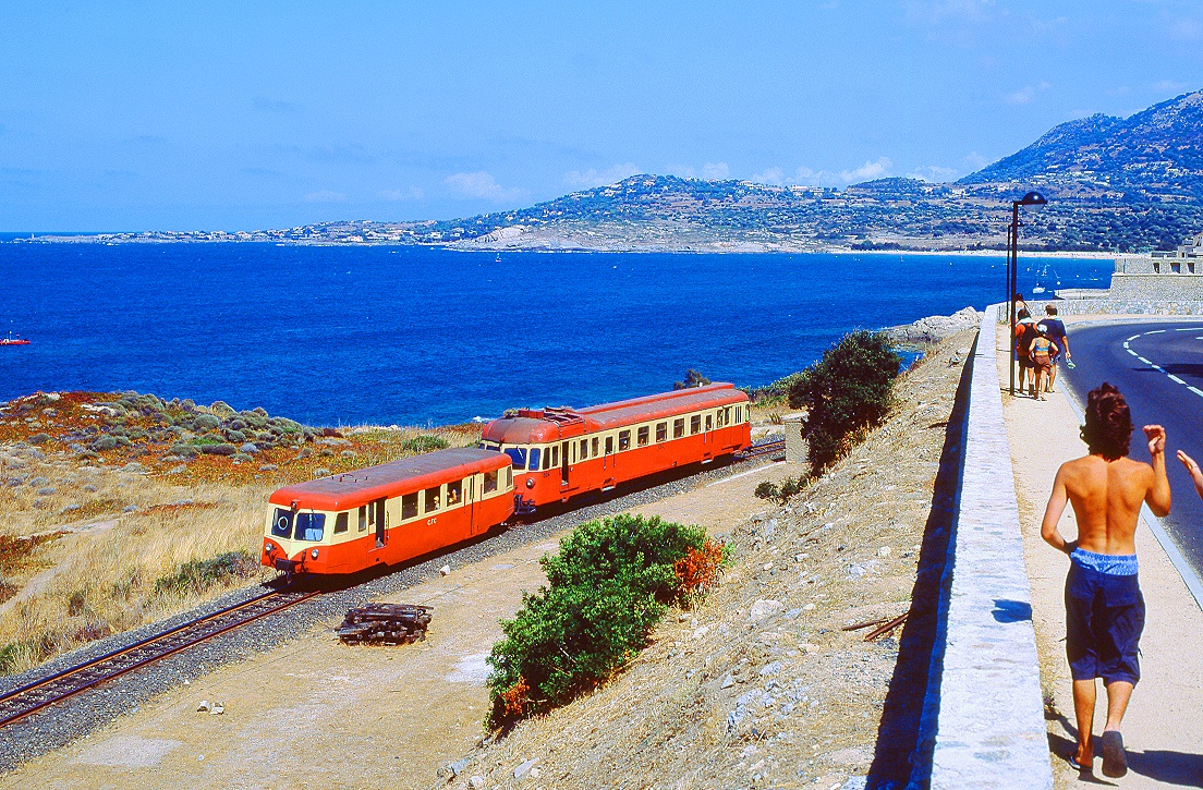 x204 und ein Steuerwagen befahren als Zug 317 die Kstenstrecke bei Calvi. Aufnahme bei Algajola, 19.08.2005.