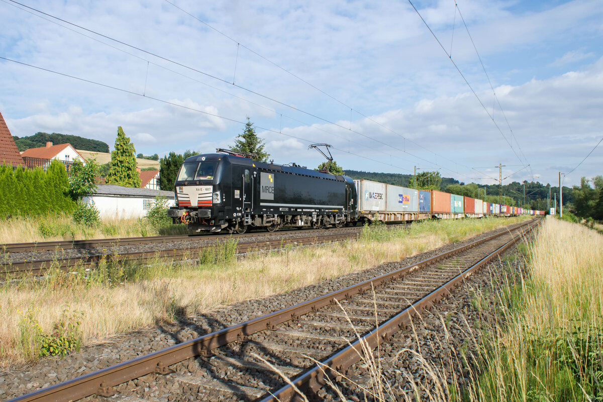 X4 E-607 ist mit einem Containerzug am 06.07.2022 bei Oberhaun zu sehen.