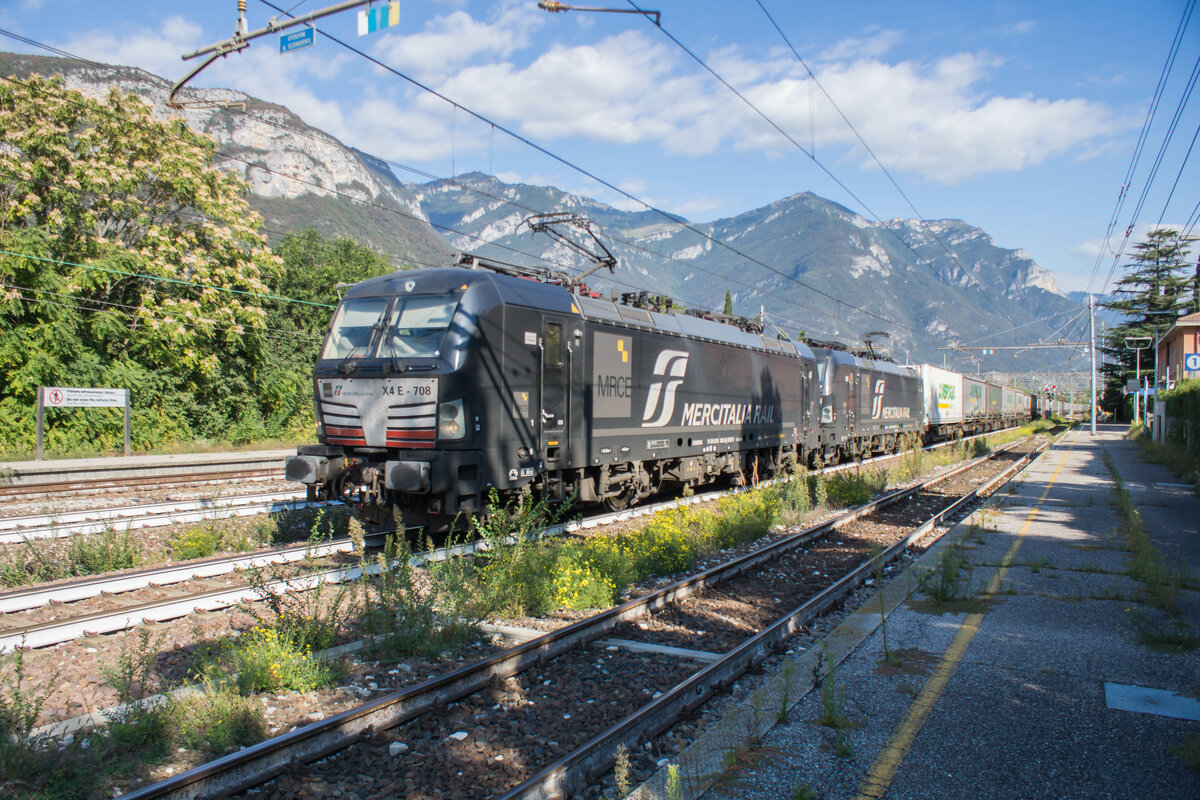 X4 E -708 u. 193 709-3 sind am 23.09.2022 mit einem Aufliegerzug in Richtung Verona unterwegs,gesehen in Peri/Italien