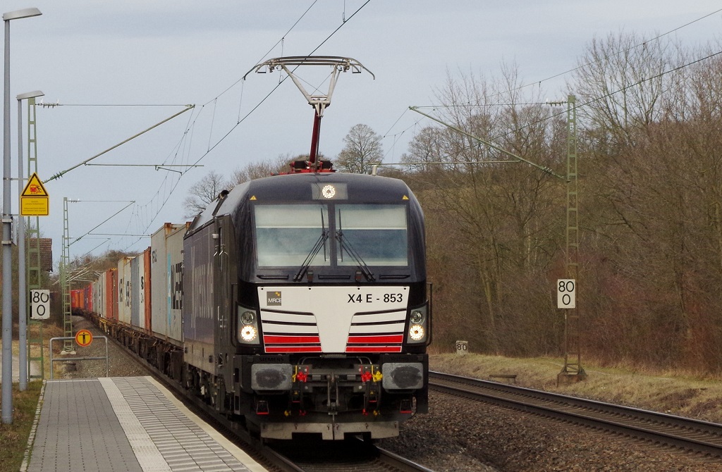 X4 E - 853 BoxXpress mit Containerzug am 09.02.2014 in Burgbernheim. 