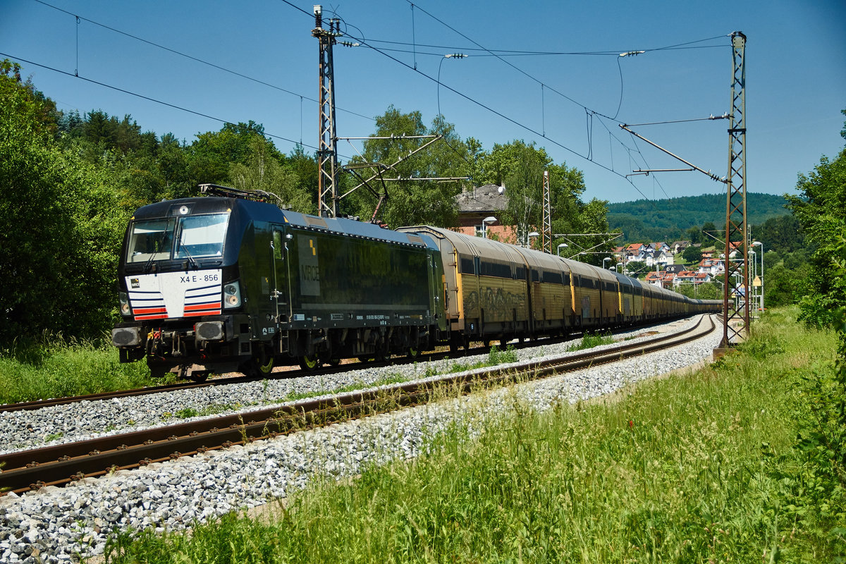 X4 E-856 (193 856) von MRCE ist am 07.06.16 mit einen Altmann- Autozug im Bhf. von Rieneck zu sehen der in Richtung Süden unterwegs ist.