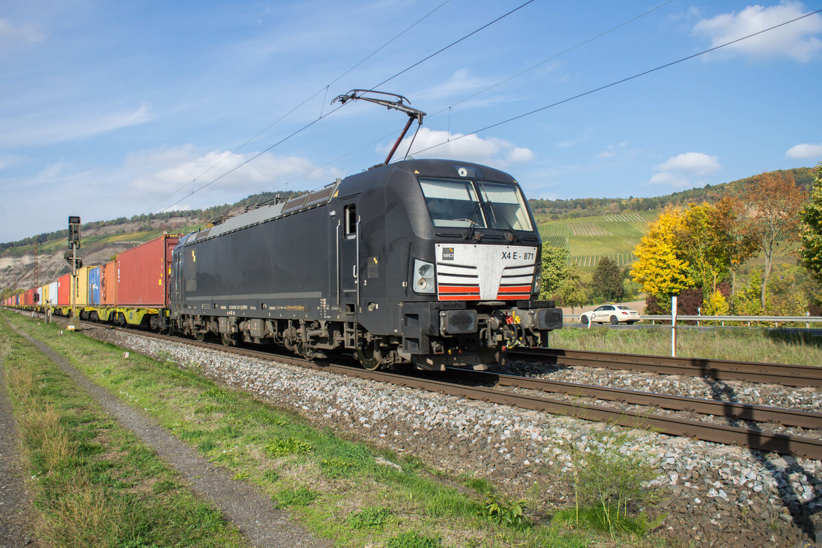 X4 E-871 ist am 12.10.2022 mit einem Containerzug bei Thüngersheim unterwegs.