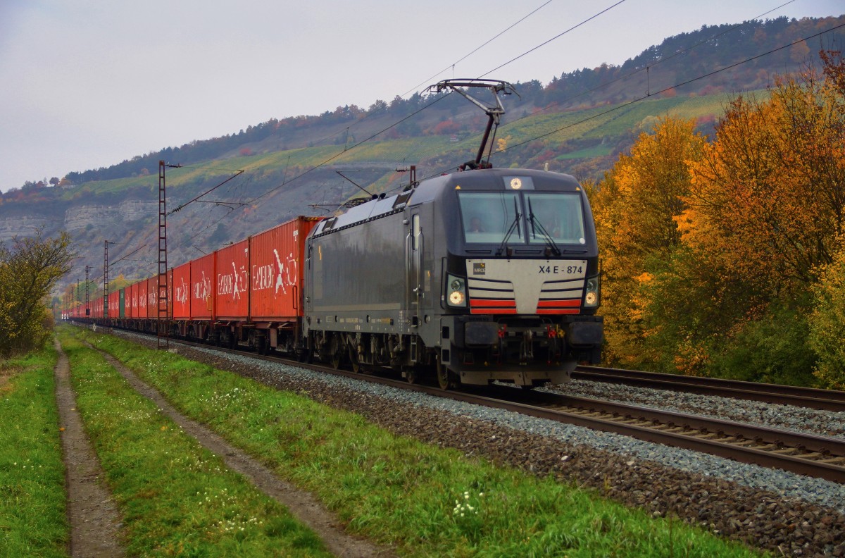 X4 E-874 (193 874-5) von MRCE ist am 27.10.15 mit einen Containerzug bei Thüngersheim in Richtubg Süden unterwegs.