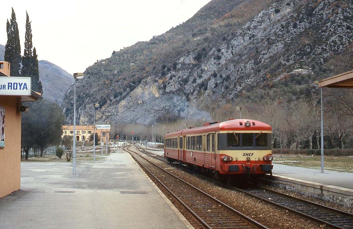 X43.. fährt im März 1987 in den Bahnhof Breil sur Roya der Tendabahn ein