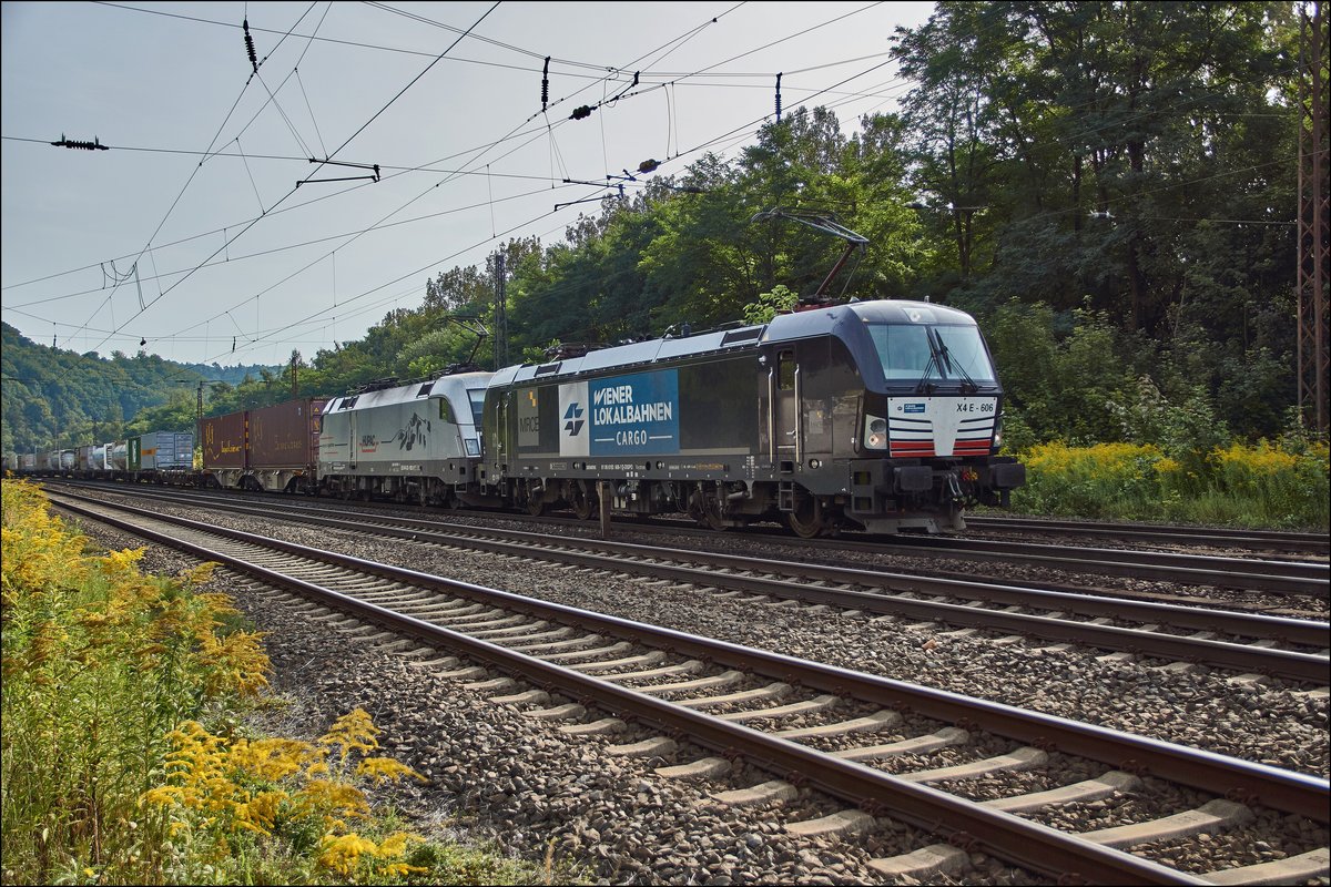 X4E -606 u. 182 602-3 sind gemeinsam mit einen Containerzug bei Elm am 30.08.2017 unterwegs.