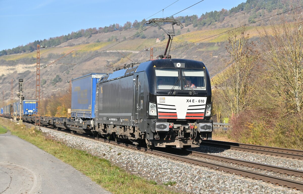 X4E 610 kommt am Mittag des 9.11.2021 bei Thüngersheim gen Würzburg  gefahren. 