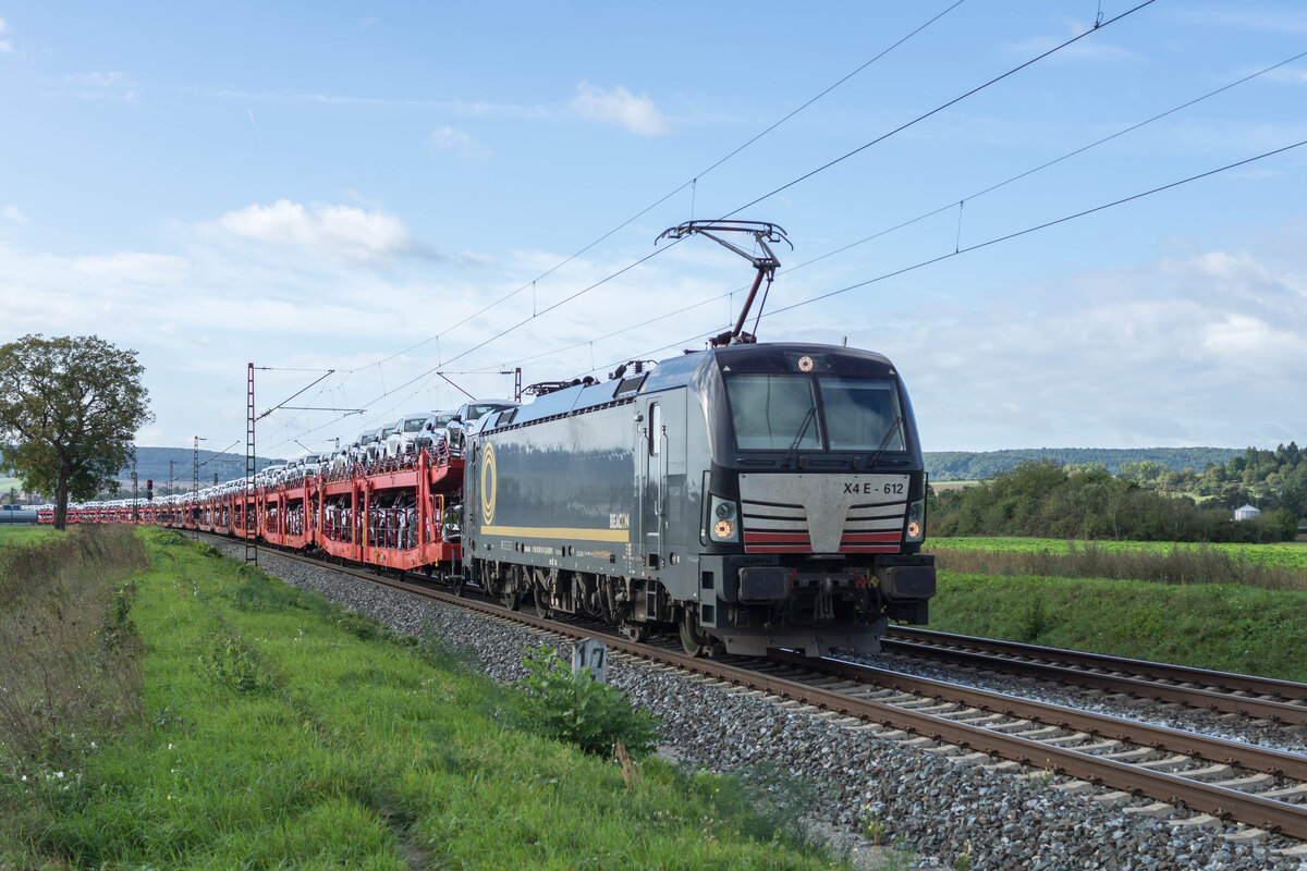 X4E -612 (193 612-9) ist mit einem Autozug in Richtung Norden unterwegs,gesehen am 16.09.2025 bei Retzbach-Z.