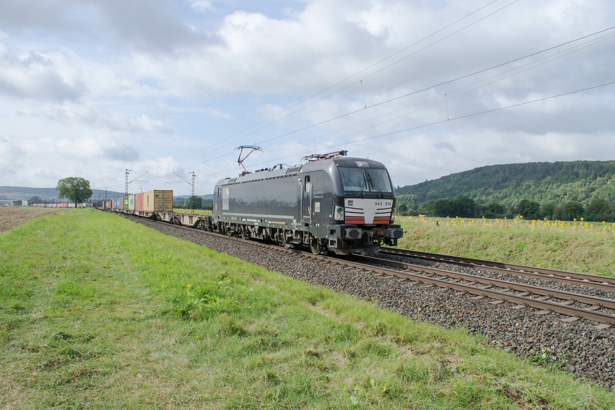 X4E -616 (193 616-0) mit einen Containerzug bei Himmelstadt,17.08.2021