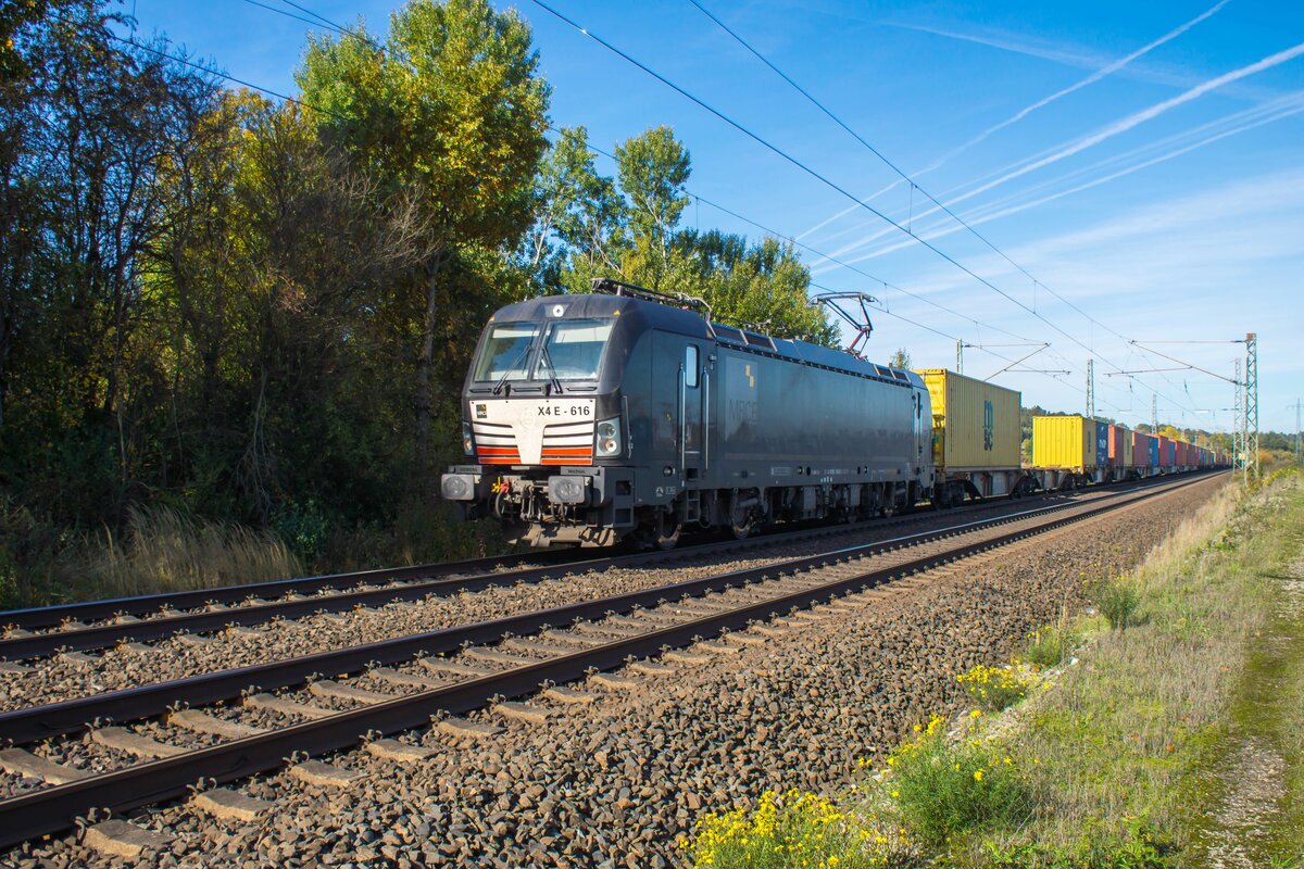 X4E-616 ist am 19.10.2022 mit einem Containerzug bei Kerzell in Richtung Süden unterwegs.