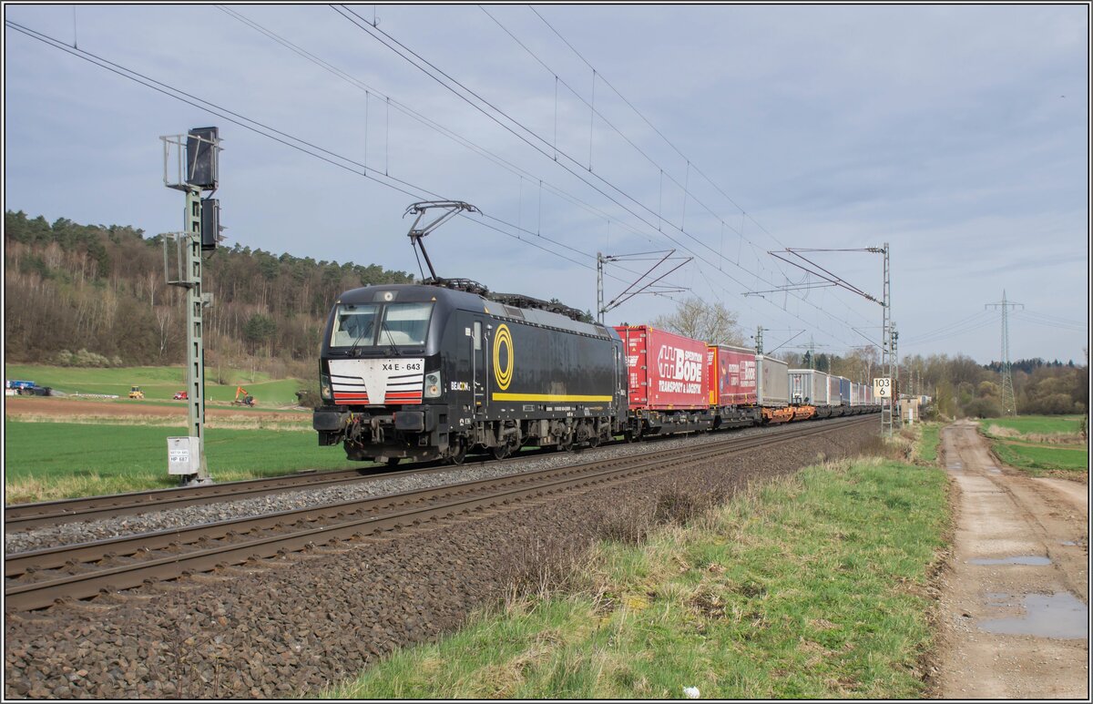 X4E-643 (193 643-4) ist mit einem Aufliegerzug am 26.03.2024 bei Kerzell unterwegs.
