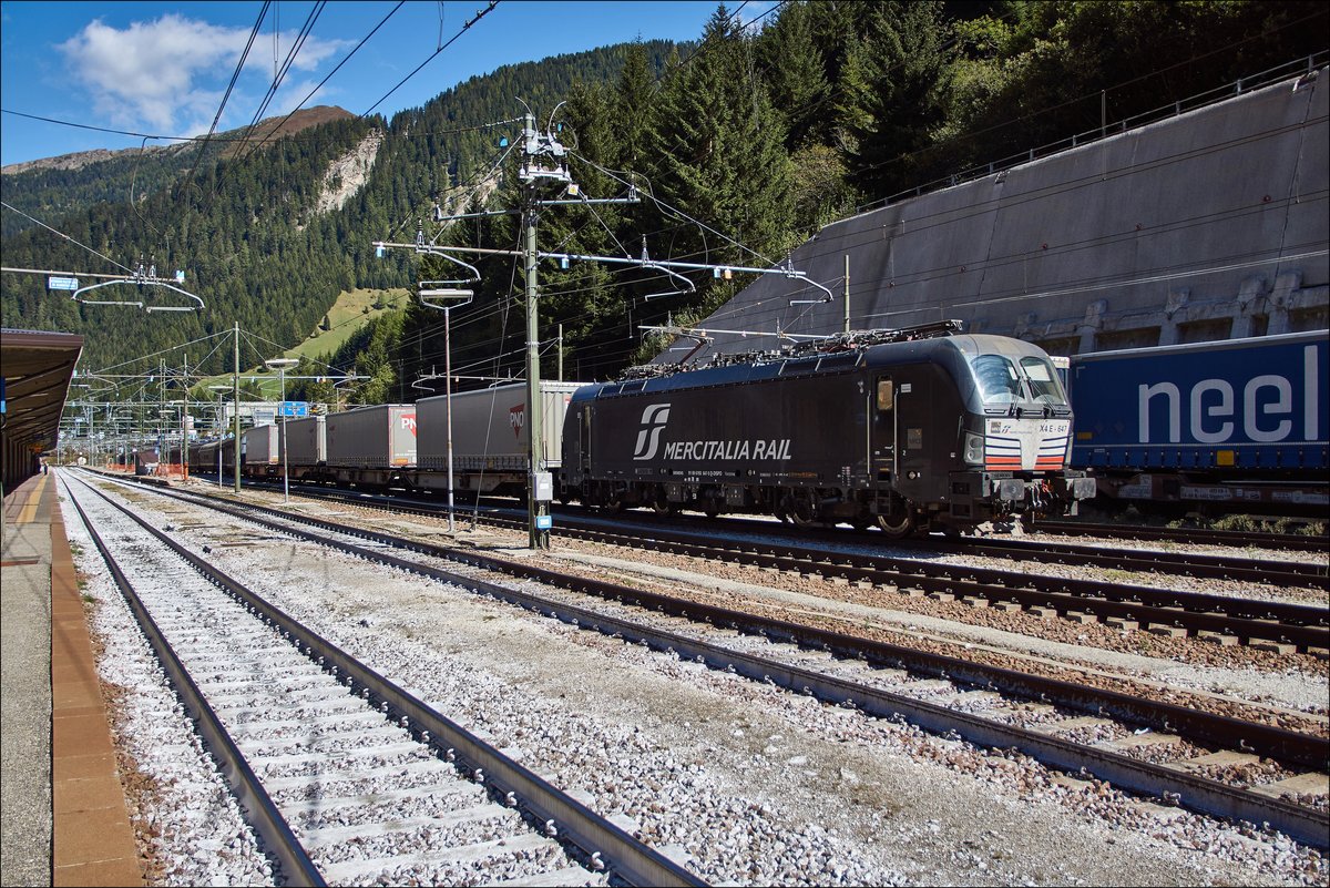 X4E-647 (193 647-5) mit einen Aufliegerzug am Brenner,abgelichtet am 25.08.2018.