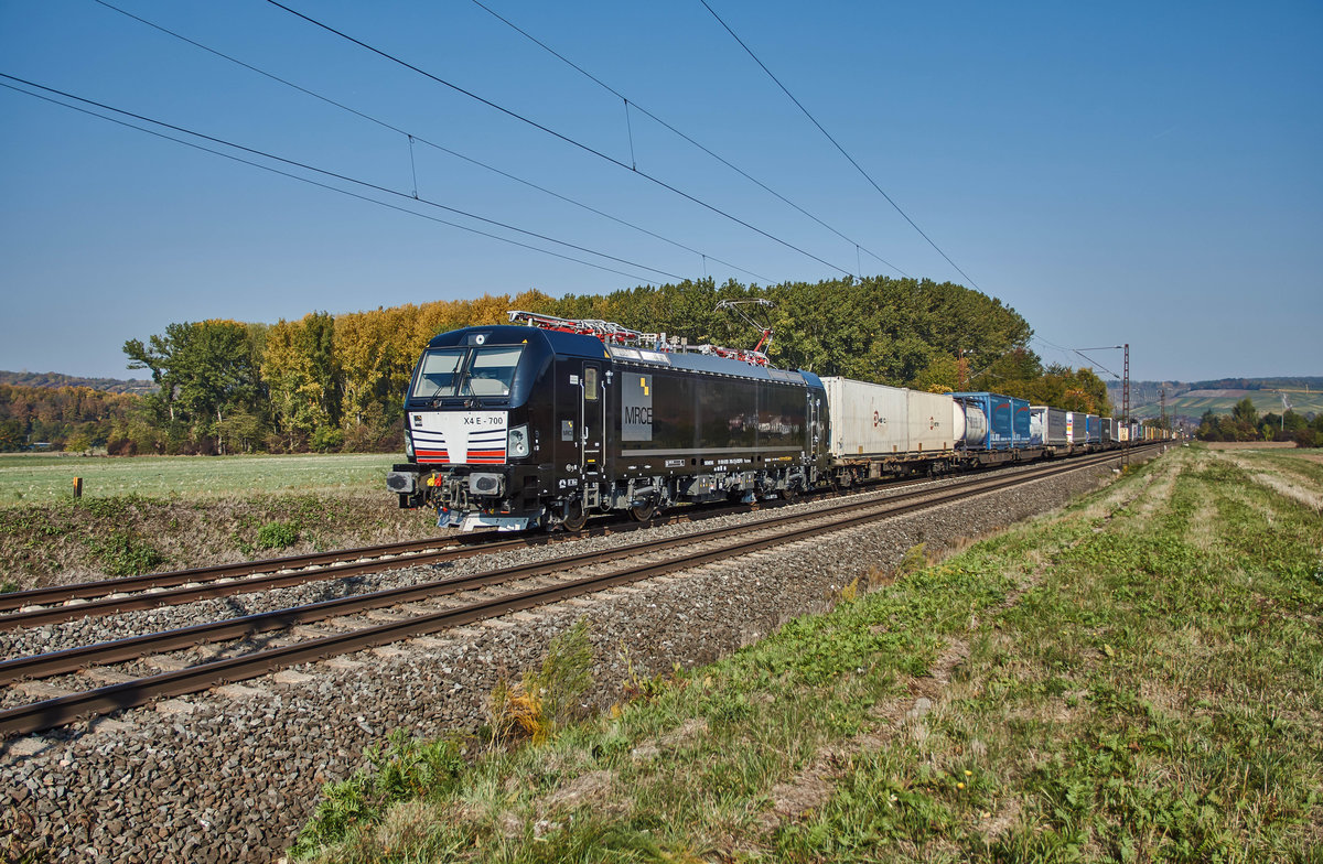 X4E -700 (193 700-2) mit einen Aufliegerzug bei Himmelstadt am 10.10.2018 unterwegs.