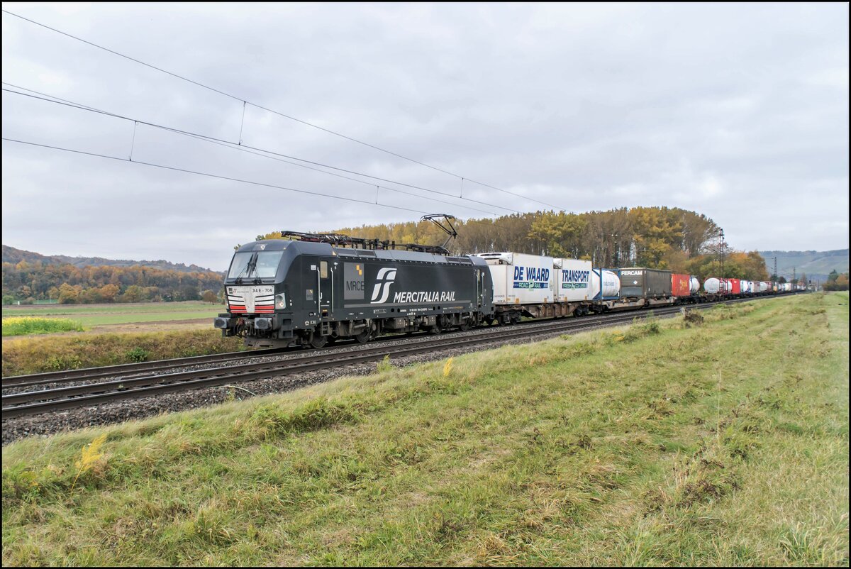 X4E -704 (193 704-4) mit einen Containerzug am 27.10.2021 bei Himmelstadt in Richtung Würzburg unterwegs.