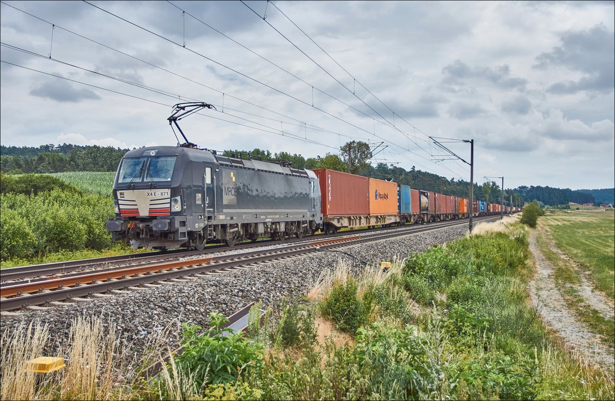 X4E -841 (193-841-1) ist mit einen Containerzug in Richtung Würzburg unterwegs,gesehen am 11.07.2018 bei Dörfle.