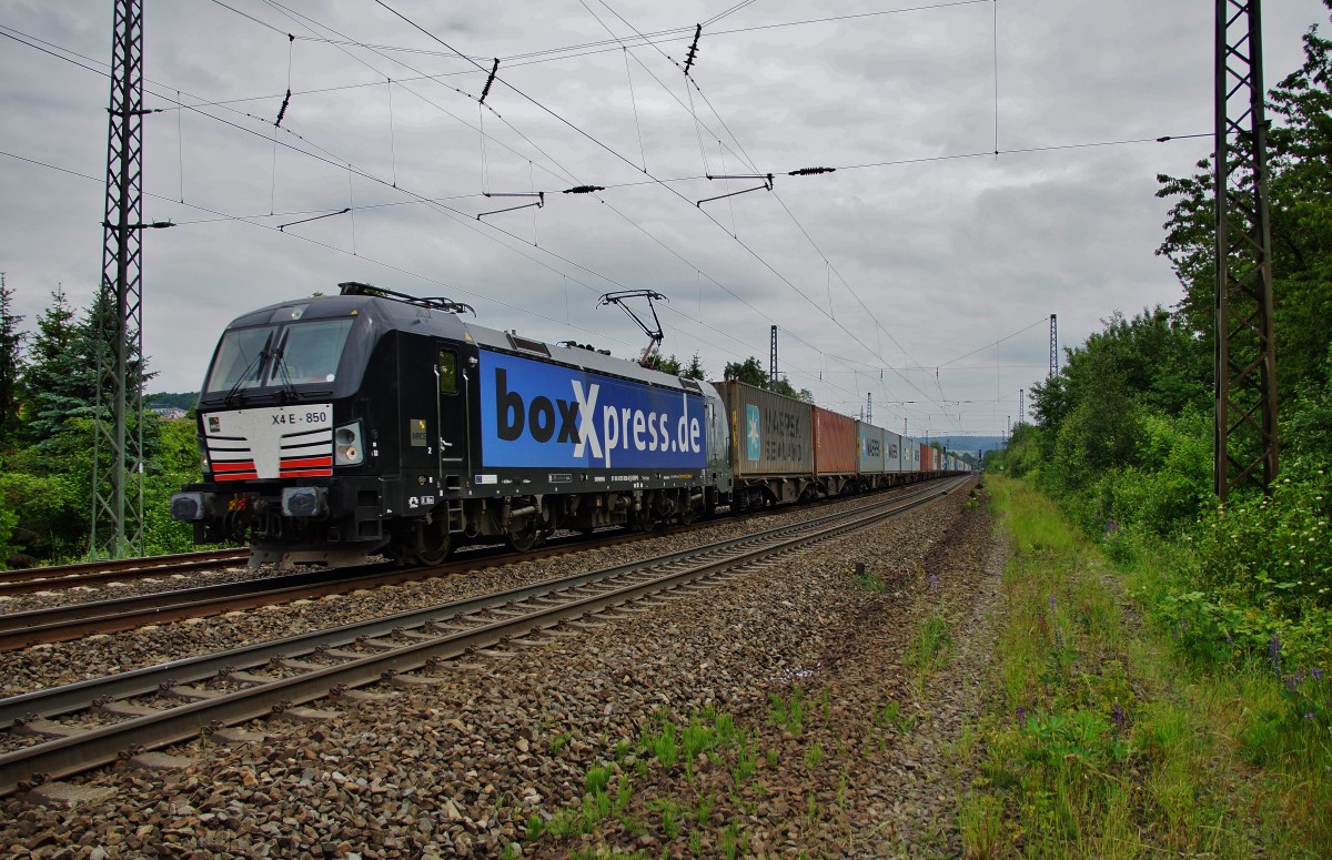X4E -850 ist hier mit einen Containerzug am 10.06.15 bei Fulda abgelichtet worden.