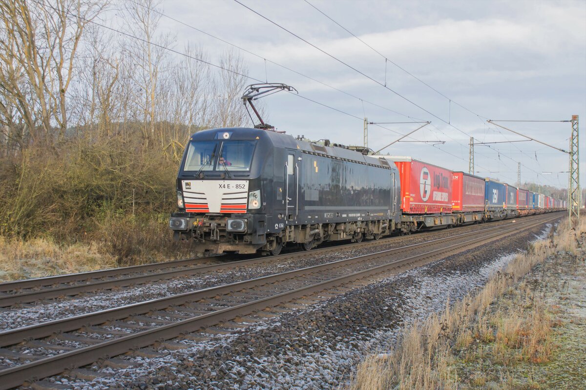 X4E -852 (193 852-1) ist mit einen Aufliegerzug am 23.11.2021 bei Kerzell unterwegs