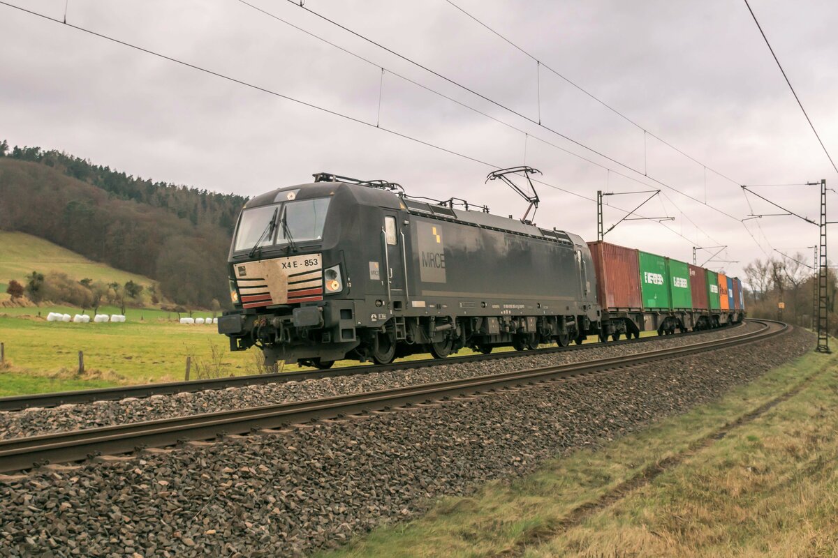 X4E -853 (193 853-9) ist am 09.02.2022 mit einem Containerzug bei Hermannspiegel in Richtung Süden unterwegs.