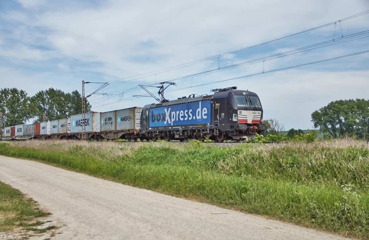 X4E -853 (193 853-9) ist mit einen Containerzug am 23.05.2018 bei Friedland in Richtung Süden unterwegs.