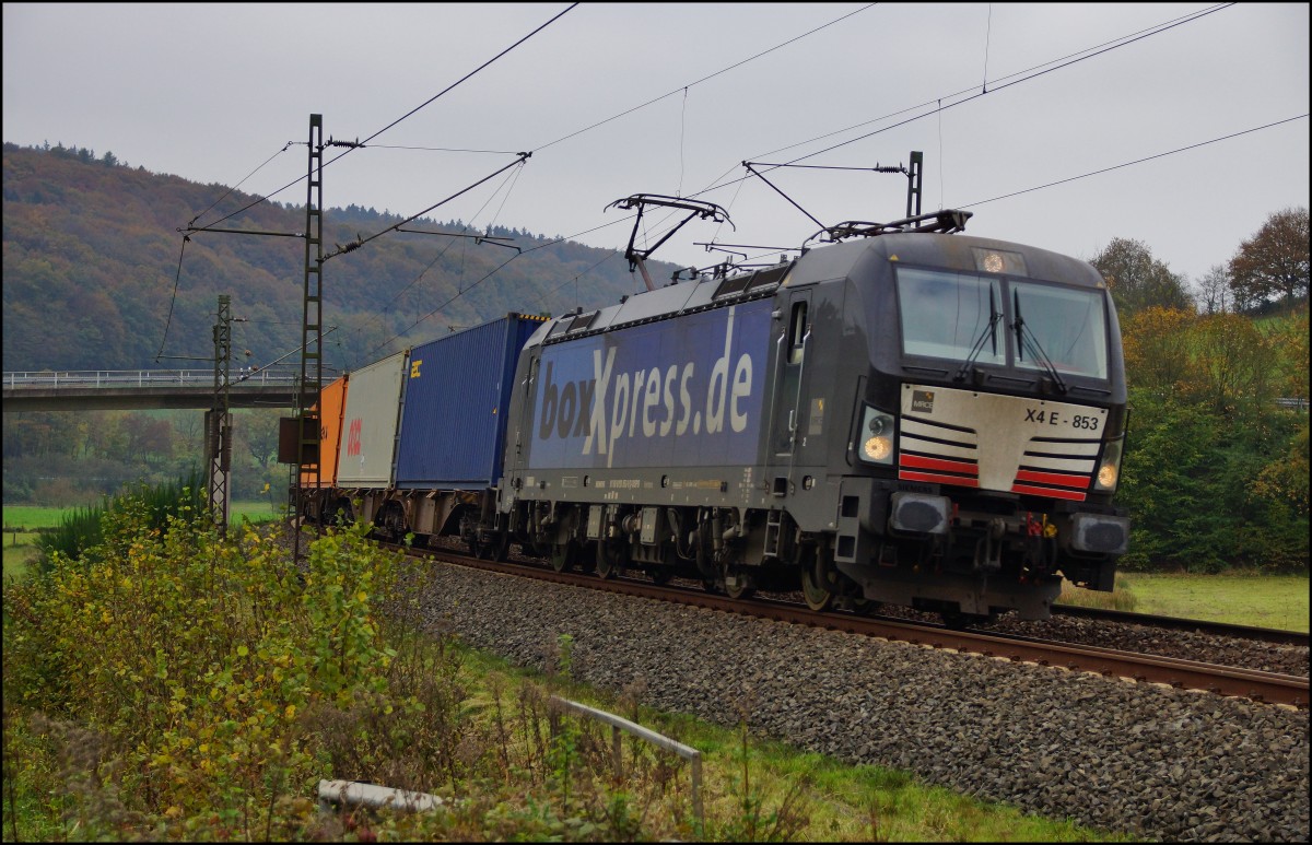 X4E-853 (193 853-9)-MRCE- fährt mit einen Containerzug in Richtung Norden bei Hermannspiegel am 28.10.14.