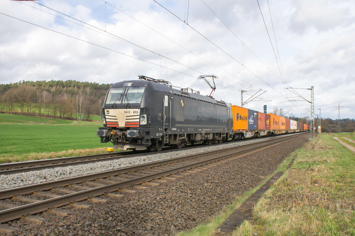 X4E -855 (193 855-4) zu sehen mit einem Containerzug bei Kerzell am 22.03.2023
