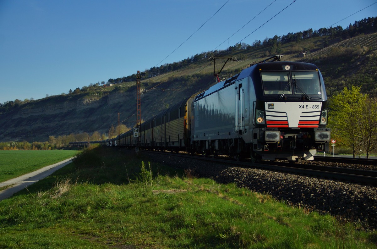 X4E-855 mit einen Autozug ist in Richtung Süden am 15.04.15 bei Thüngersheim unterwegs.
