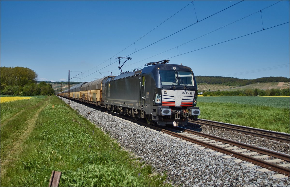 X4E-857 (193 857) ist mit einen Autozug in Richtung Süden bei Retzbach-Zellingen unterwegs,gesehen am 10.05.2017.