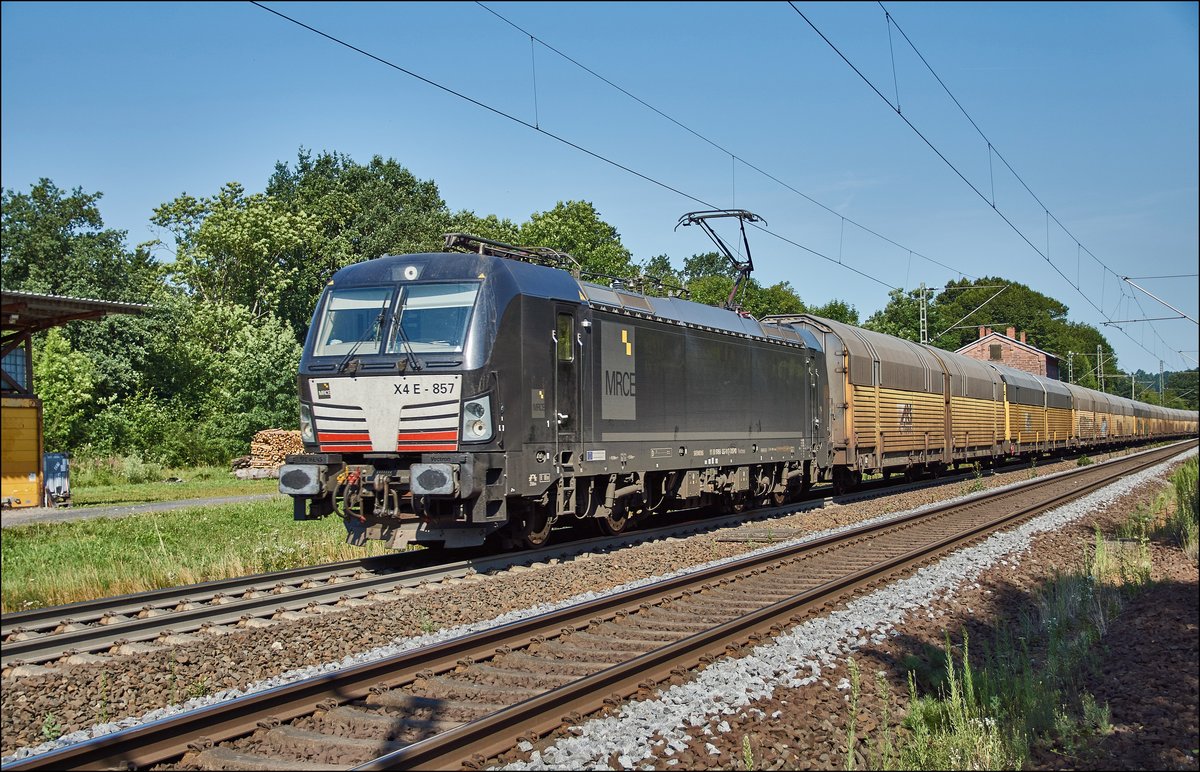 X4E -857 (193 857) von MRCE ist mit einen Altmann-Autozug bei Vollmerz am 19.07.2017 unterwegs.