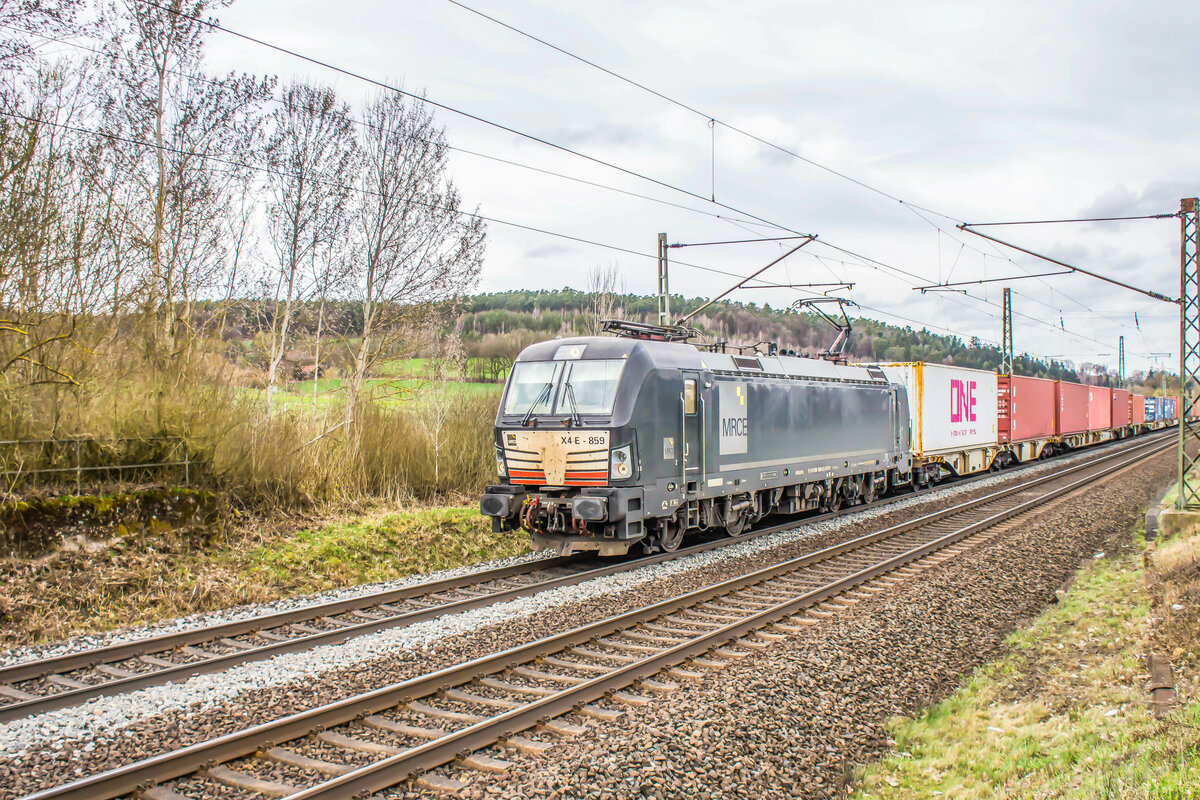 X4E -859 (193 859-1) ist am 22.03.2023 m bei Kerzell unterwegs.it einem Containerzug