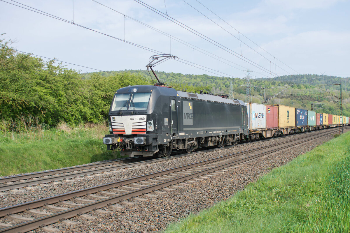 X4E -860 (193 860-4) ist am 04.05.2022 mit einem Containerzug bei Reilos unterwegs.