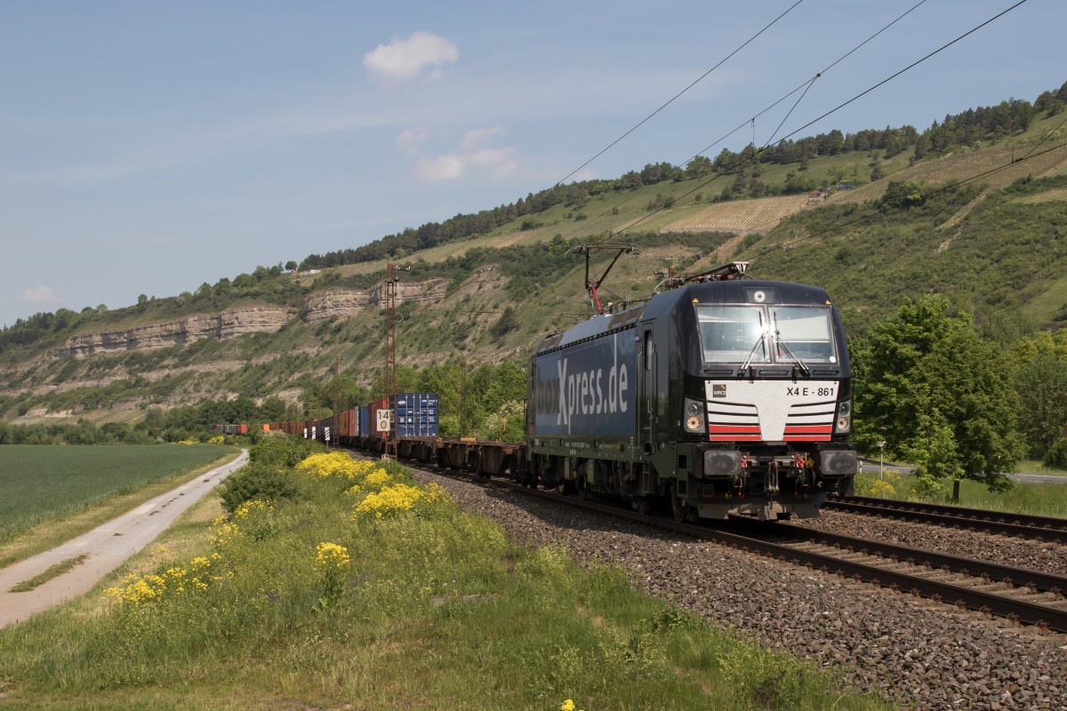 X4E - 861 mit einem Containerzug am 14. Mai 2015 bei Thüngersheim.