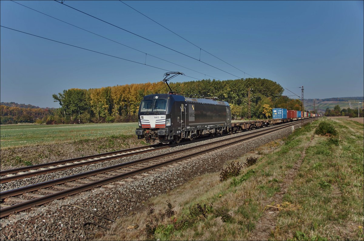 X4E -862 (193 862-0) ist am 10.10.2018 mit einen Containerzug bei Himmelstadt unterwegs.