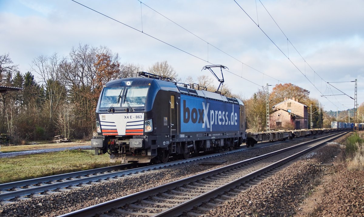 X4E -863 (193 863) von boxXpress passiert mit einen Containerzug am 15.12.16 Vollmerz.