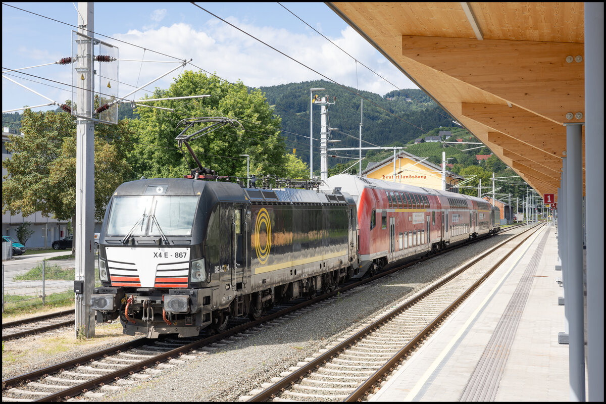 X4e 867 wartet mit einer Schulungsfahrt am 24. Juli 2025 im Bahnhof Deutschlandsberg Stadt auf die Fahrt nach Graz. 