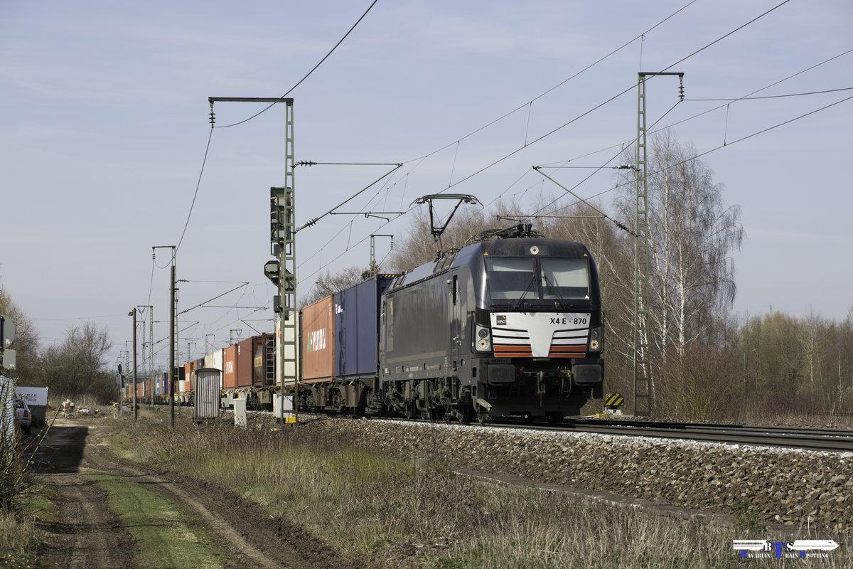 X4E -870 mit Containerzug Richtung Österreich am 31.03.16 in Obertraubling