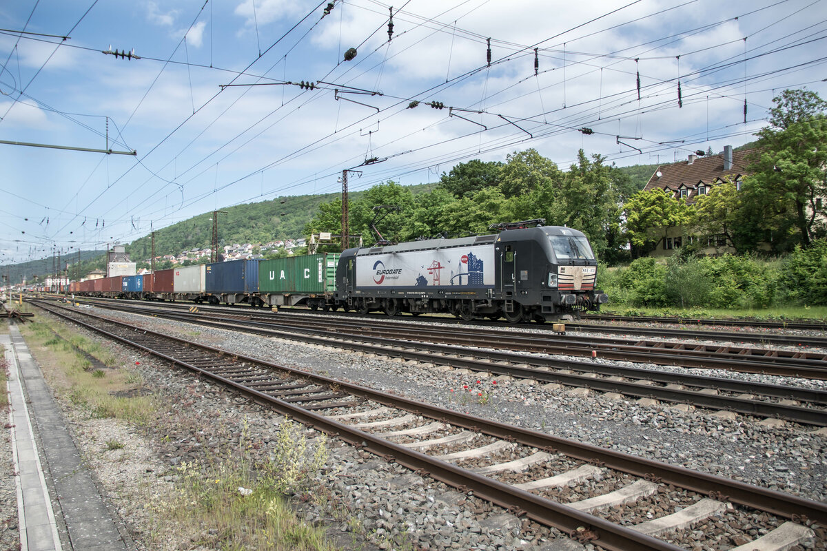 X4E -870 zu sehen mit einem Containerzug in Gemünden/M. am 24.05.2023