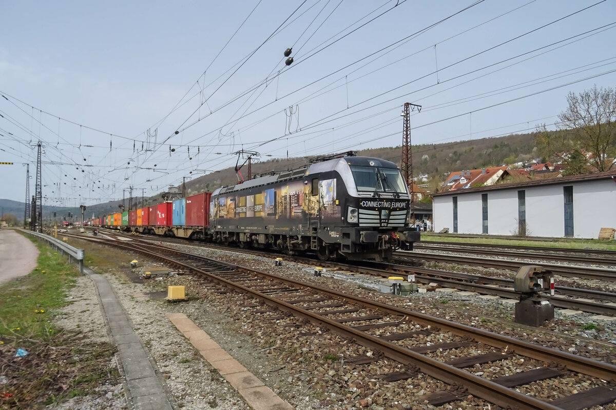 X4E 875 (193 875-2) mit einem Containerzug im Bhf.Gemünden am 13.04.2022