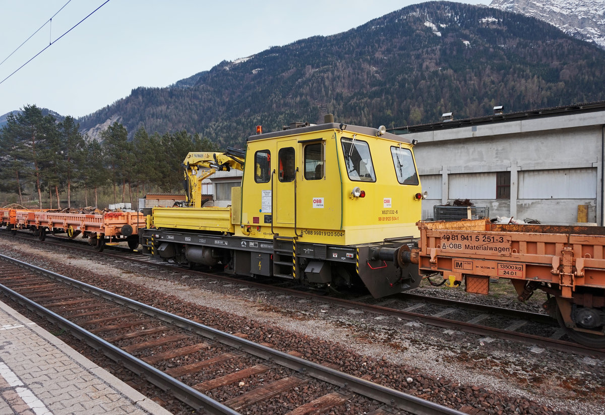 X627 032-6 samt ein paar Materialwagen, am 7.4.2016 im Bahnhof Dellach im Drautal.
