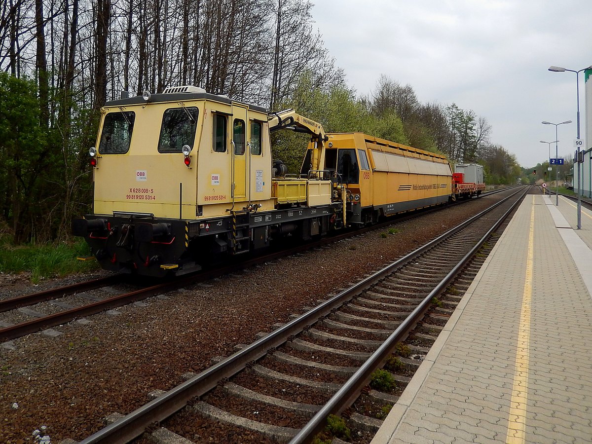 X628 008-5(99819120531-4)wartet mit Robel 69.50(Mobile Instandhaltungseinheit) sowie 2 Materialwagen in Pram-Haag auf weitere Einsätze; 170422