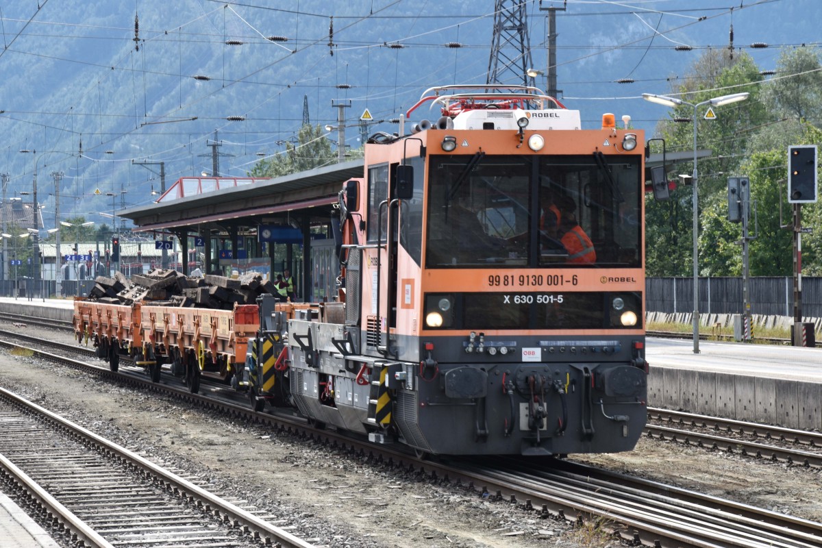 X630 501-5 am 13. September 2015 um 11:51 beim Arbeitseinsatz im Bahnhof Golling