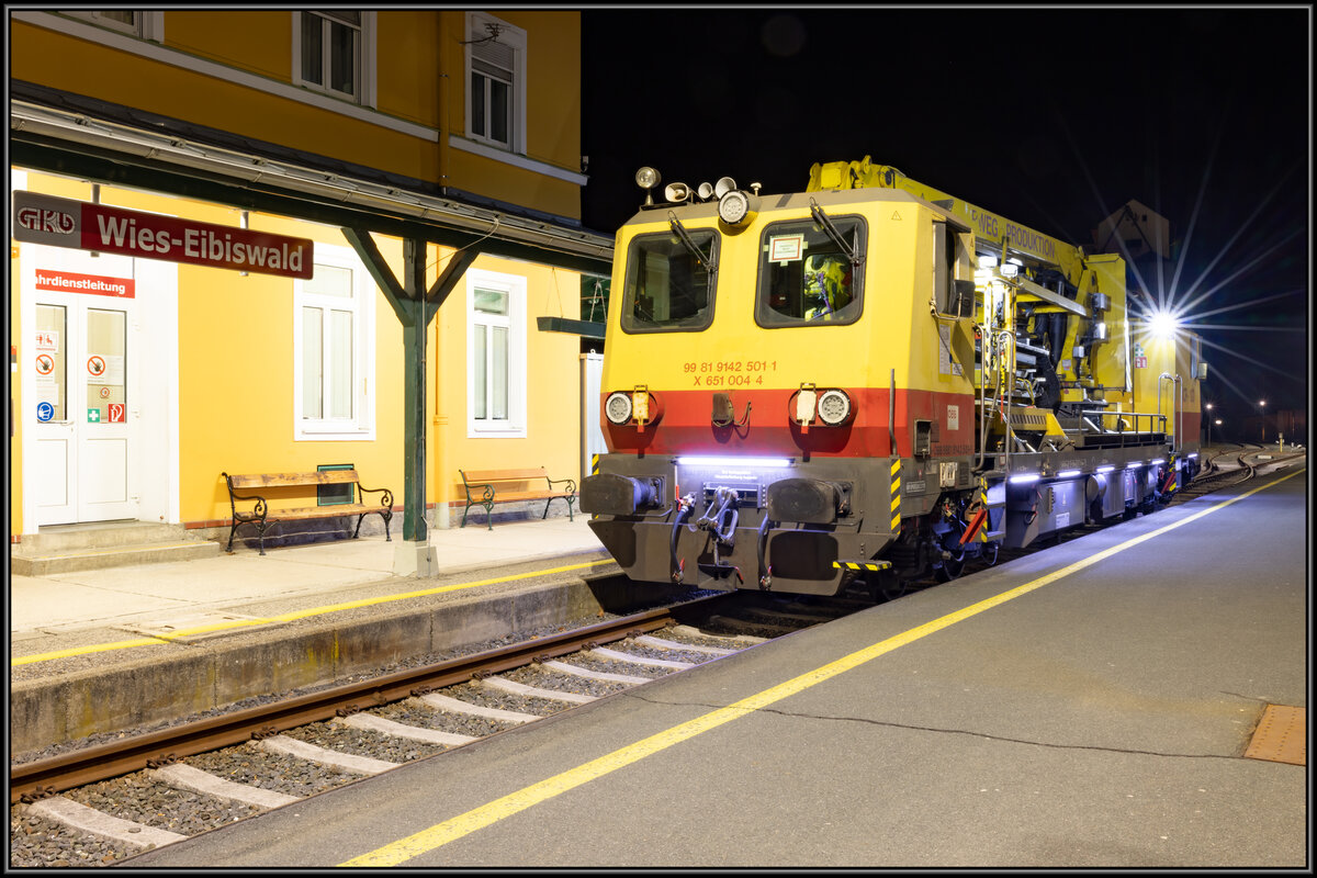 X651.004 alias BCR 100 in den Nachtstunden vom 5.auf 6.03.2022 im Bahnhof Wies Eibiswald. Seine Arbeit wird er nach eintreffen des letzten Fahrplanmäßigen Zuges antreten . 