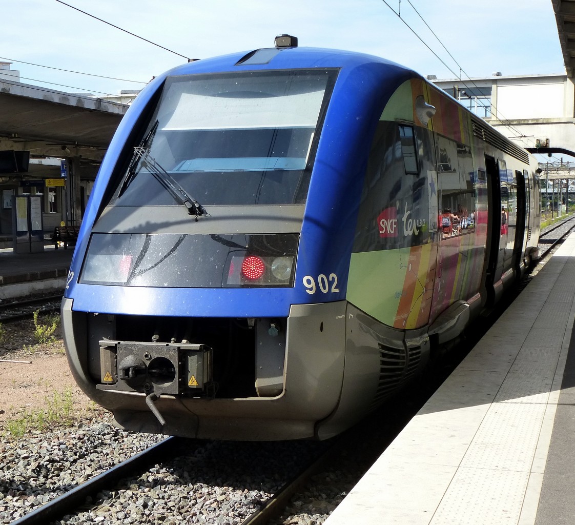 X73900  Blauwal , franzsischer Dieseltriebwagen im Bahnhof von Mlhausen (Mulhouse) im Elsa, Juni 2015