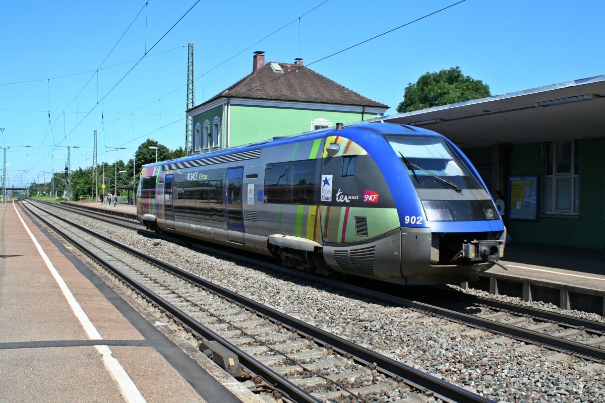 X73902 als IRE von Mulhouse-Ville nach Freiburg (Breisgau) Hbf am 02.08.13 beim Halt in Mllheim (Baden).