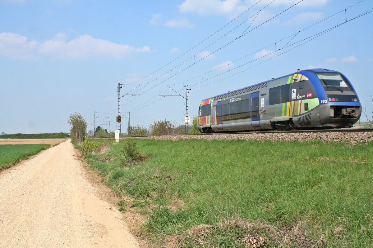 X73902 als IRE von Mulhouse-Ville nach Freiburg (Breisgau) Hbf am Nachmittag des 13.04.14 sdlich von Hgelheim.