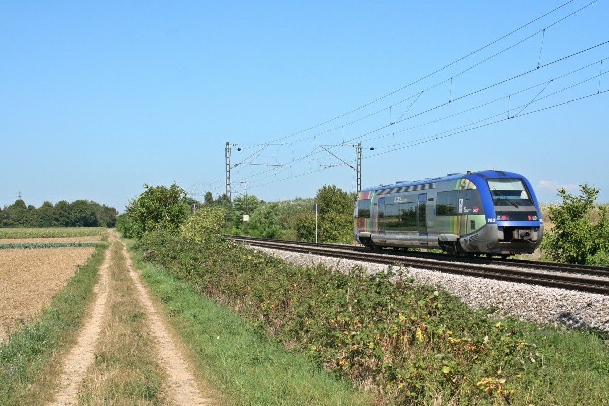 X73903 als IRE von Mulhouse-Ville nach Freiburg (Breisgau) Hbf am Nachmittag des 05.09.13 bei Buggingen.