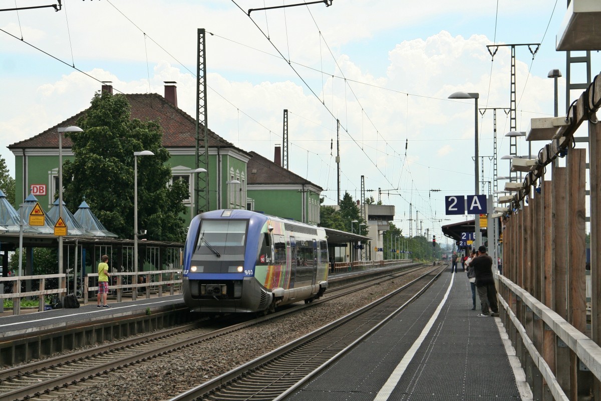 X73903 als IRE von Mulhouse-Ville nach Freiburg (Breisgau) Hbf am Nachmittag des 23.07.14 beim Halt in Mllheim (Baden).