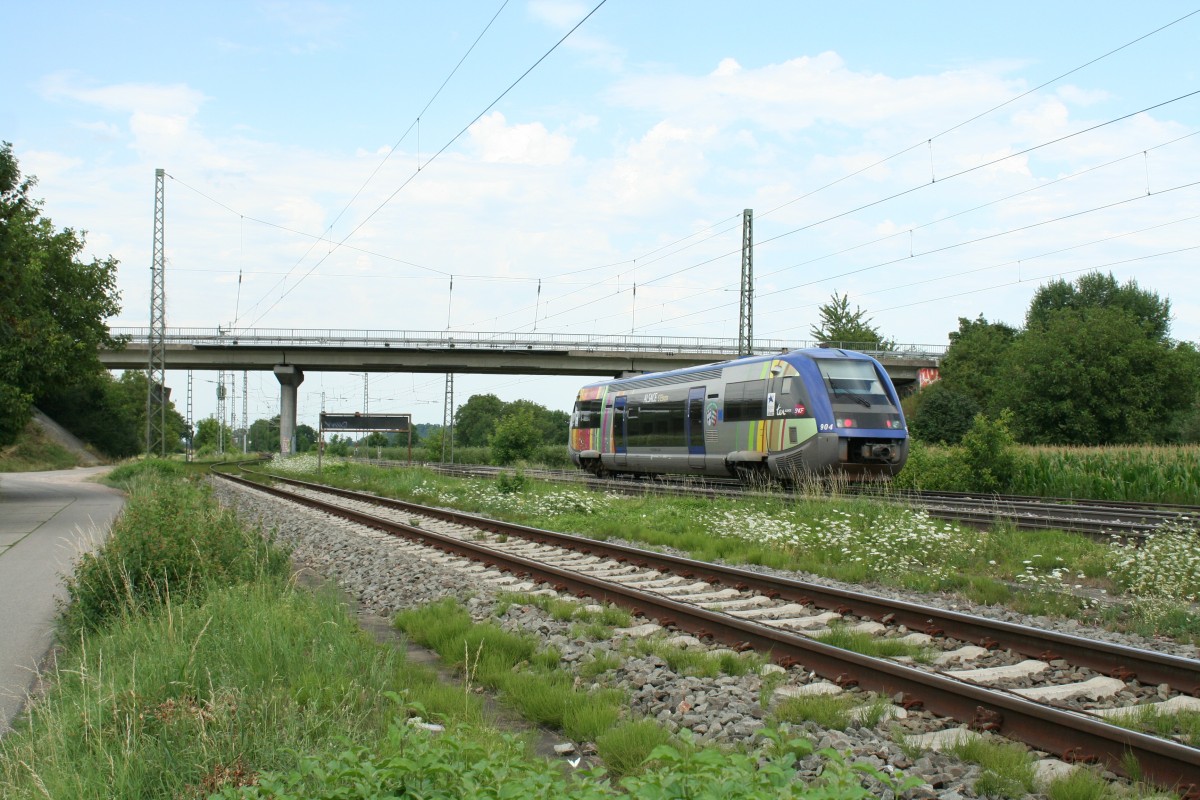 X73904 als IRE von Mulhouse-Ville nach Freiburg (Breisgau) Hbf am Nachmittag des 03.08.13 kurz nach dem Halt in Mllheim (Baden).